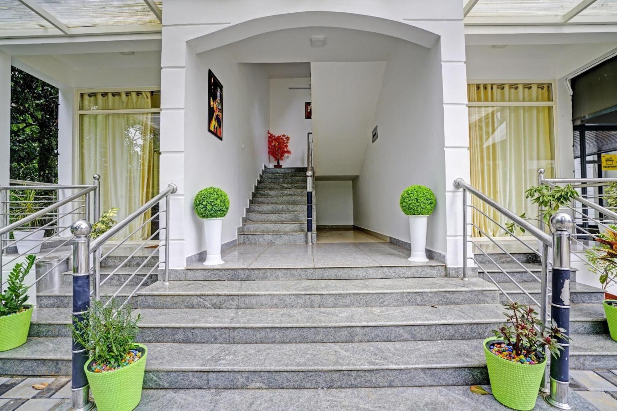 Oyo Flagship 81260 Star Lights Munnar Exterior photo